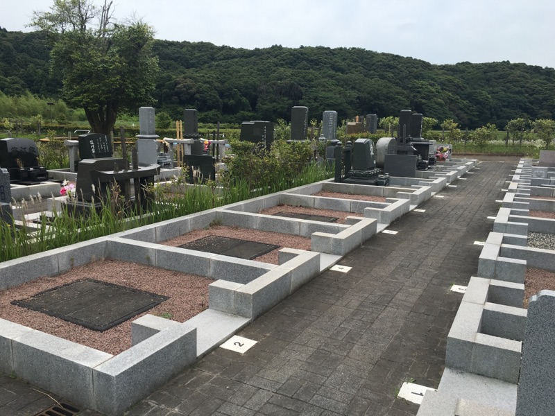 区画は御影石で仕切られている