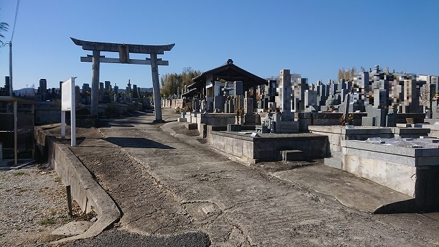 霊園入口