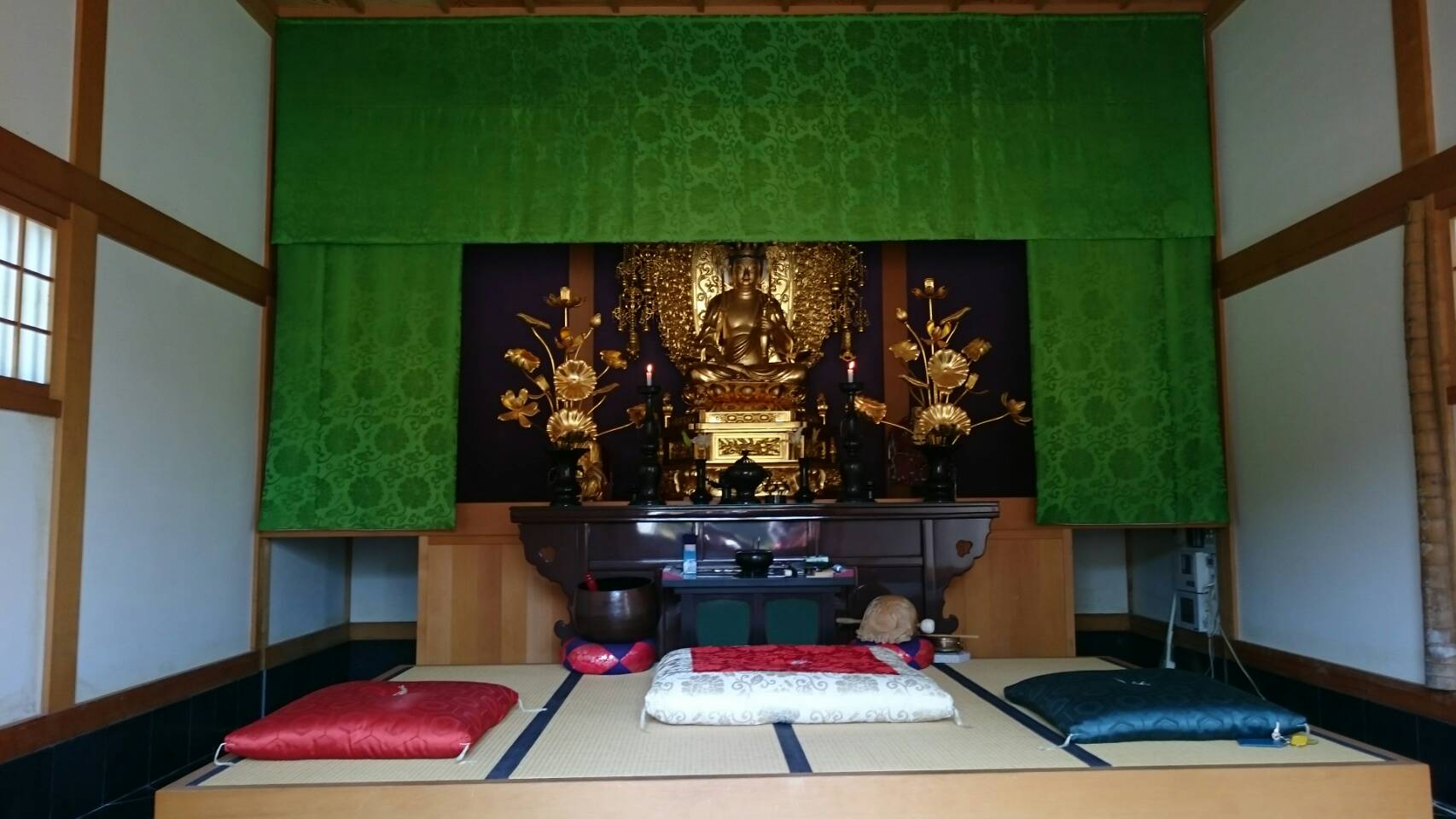 お堂内部