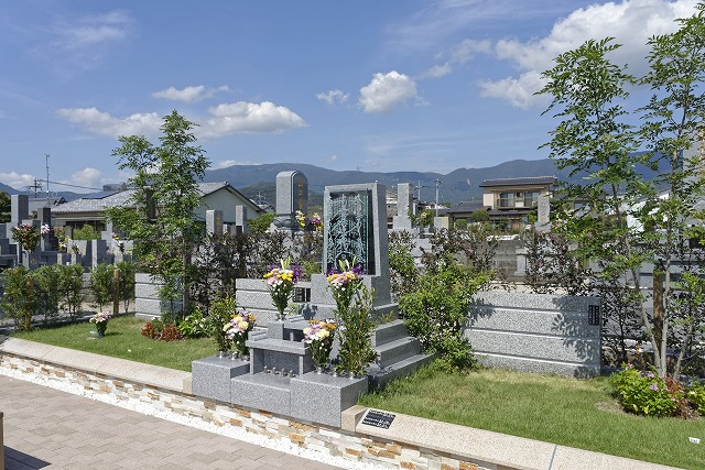 天山を背景にした合葬樹木墓